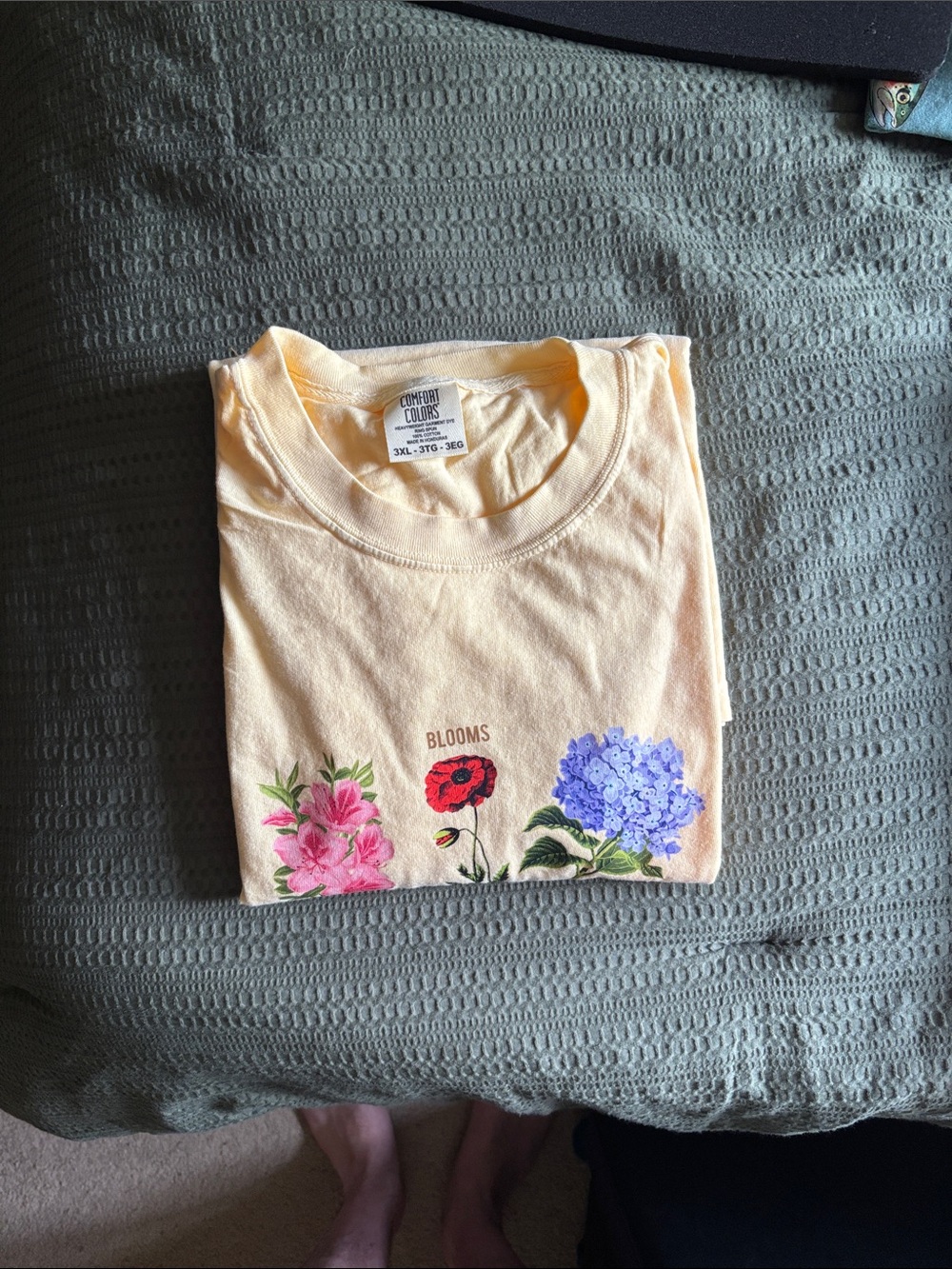 NWOT Comfort Colors Unisex Cotton Yellow Floral Blooms Short Sleeve Tee